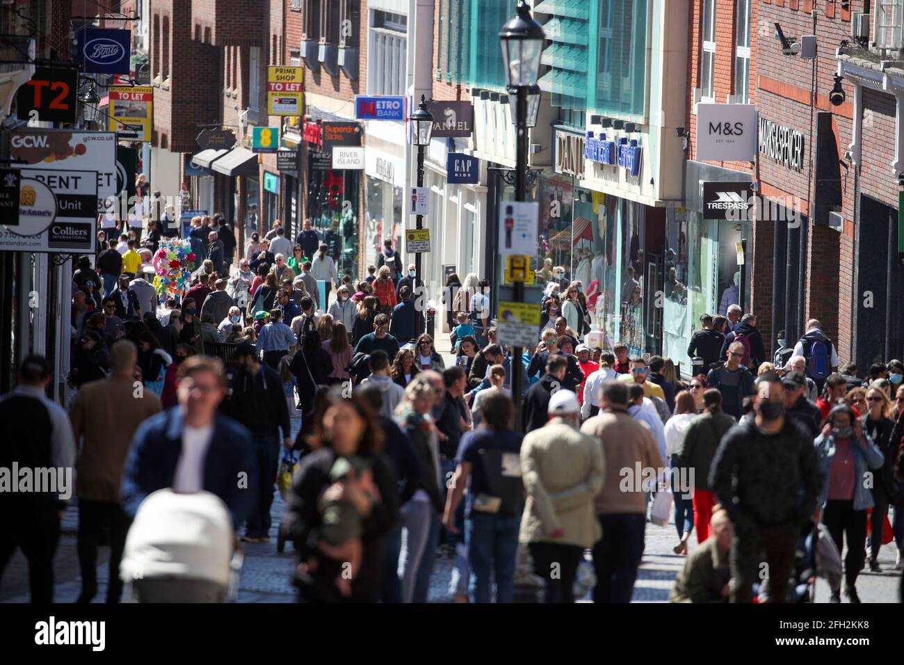 Le persone camminano lungo il centro della città di Windsor, Berkshire. Data immagine: Domenica 25 aprile 2021. Foto Stock