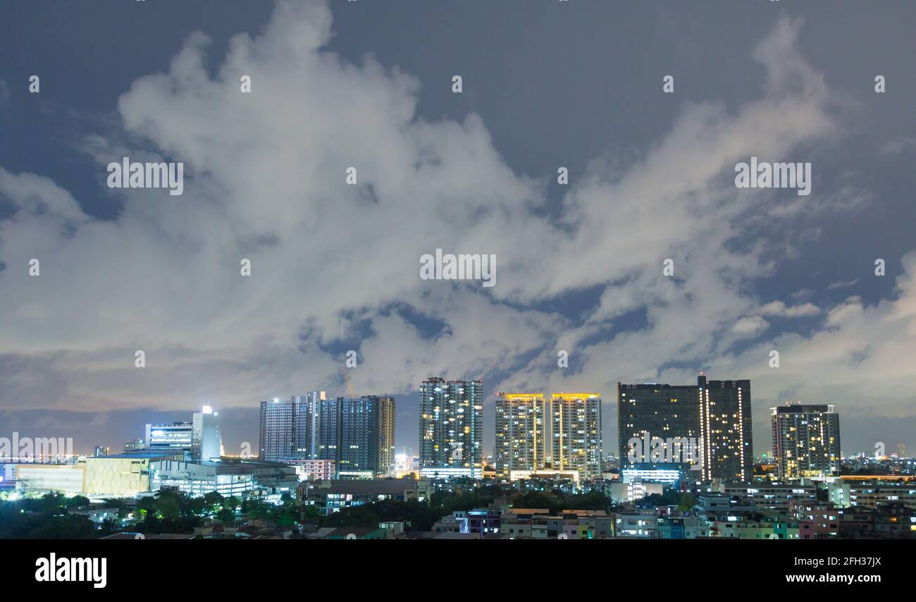Edifici in Bangkok edificio più alto in Bangkok durante la notte. Foto Stock