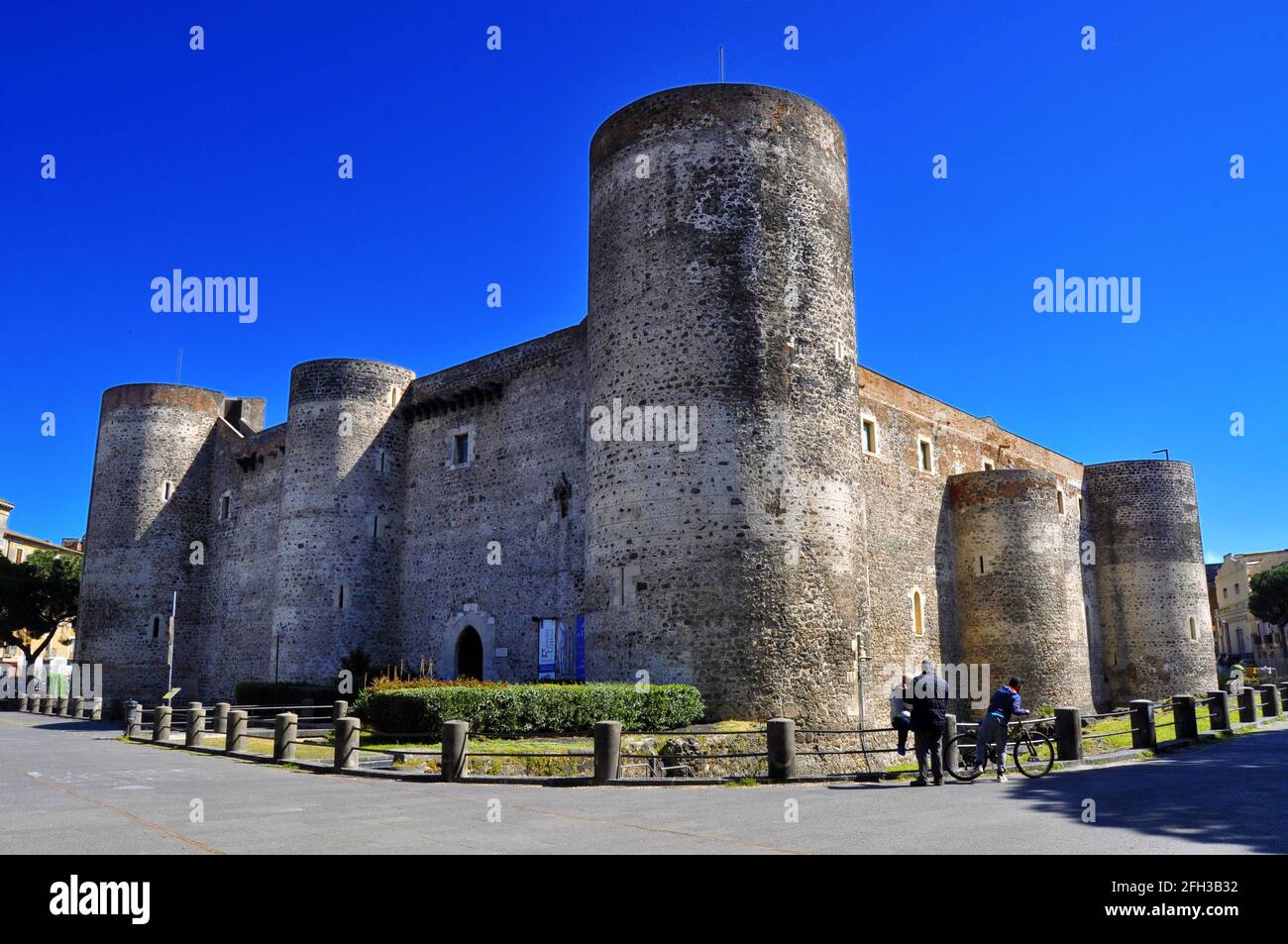 Catania, Sicilia, Italia, 03 - 29 - 2018 il Castello Ursino di Catania costruito da Federico II di Svevia nel XIII secolo Foto Stock