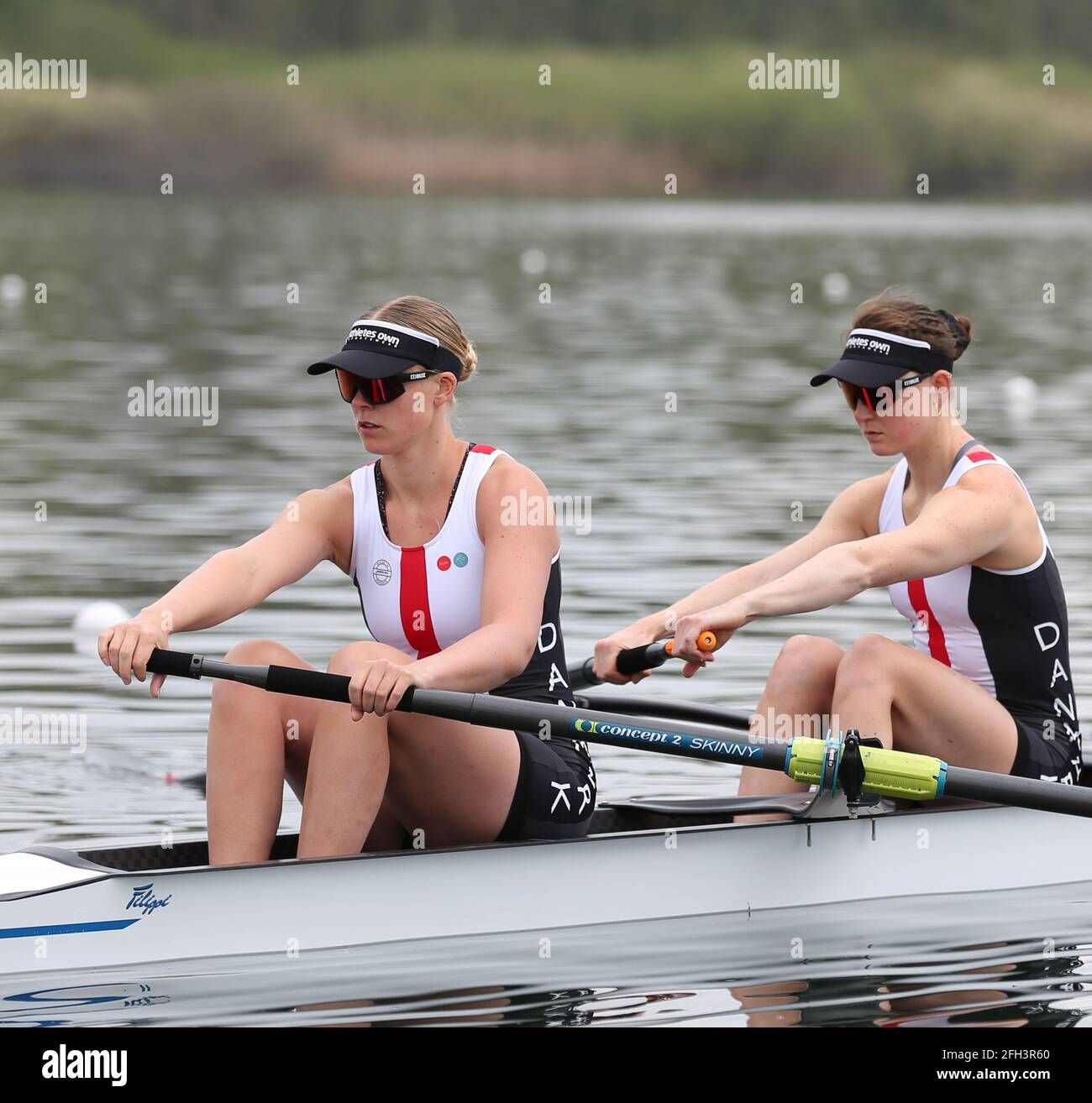 Frida Sanggaard Nielsen e Nina Hollensen, Danimarca, si contendono The Women's Four Repechage 2 il giorno 2 al Campionato europeo di canottaggio sul lago va Foto Stock
