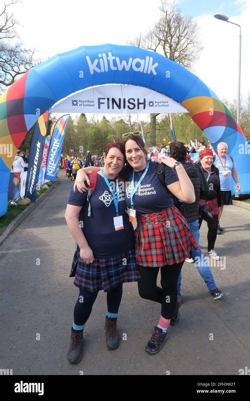 Glasgow Kilt Walk 2019. Centinaia di poeple camminano a 5 miglia, 15.5 miglia o 24 miglia. Partendo da vari punti di Glasgow, il traguardo è al Balloch Country Park sul Loch Lomond. L'evento è organizzato da Sir Tom Hunter. Gli escursionisti Karen McIntyre & Gillian Mulholland completano la passeggiata Foto Stock