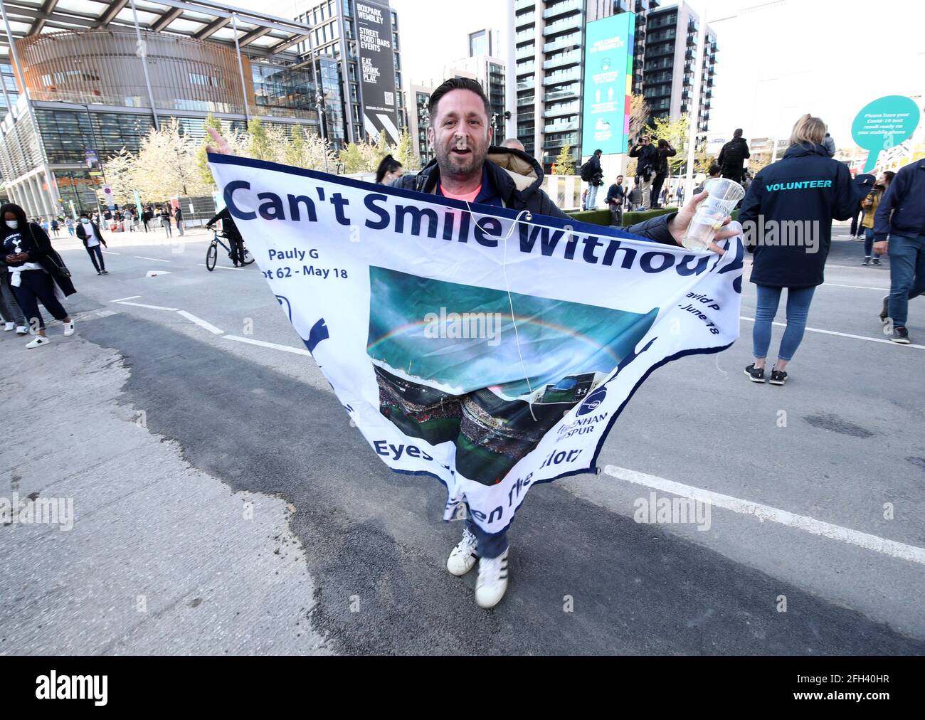 Un fan di Tottenham Hotspur fuori dallo stadio, in vista della finale della Carabao Cup al Wembley Stadium di Londra. Data immagine: Domenica 25 aprile 2021. Foto Stock