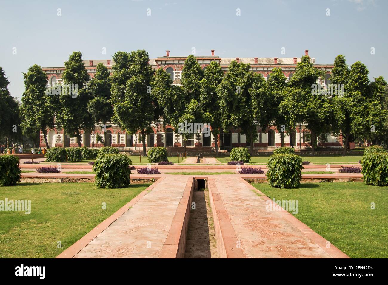 Giardini formali al Forte Rosso nel settore della Vecchia Delhi. Il forte si trova a Nuova Delhi, la capitale dell'India. Foto Stock
