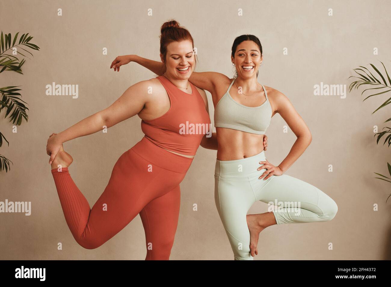 Le donne sportive si levano in piedi insieme su una gamba in studio di idoneità. Donne che si esercitano al club di salute. Foto Stock