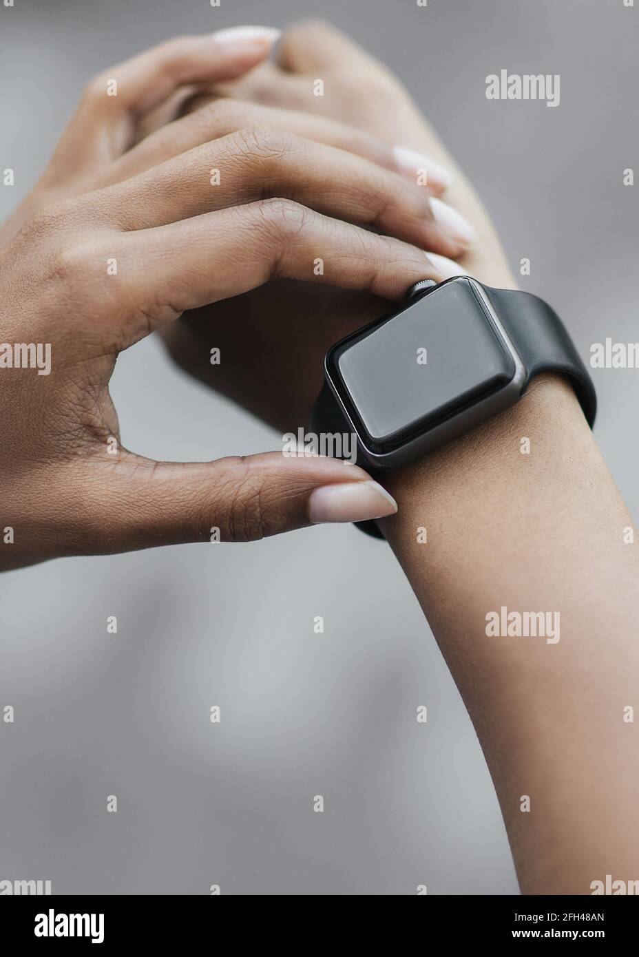 Gadget per l'allenamento moderno, l'esercizio fisico e il monitoraggio dell'attività fisica e della frequenza cardiaca Foto Stock