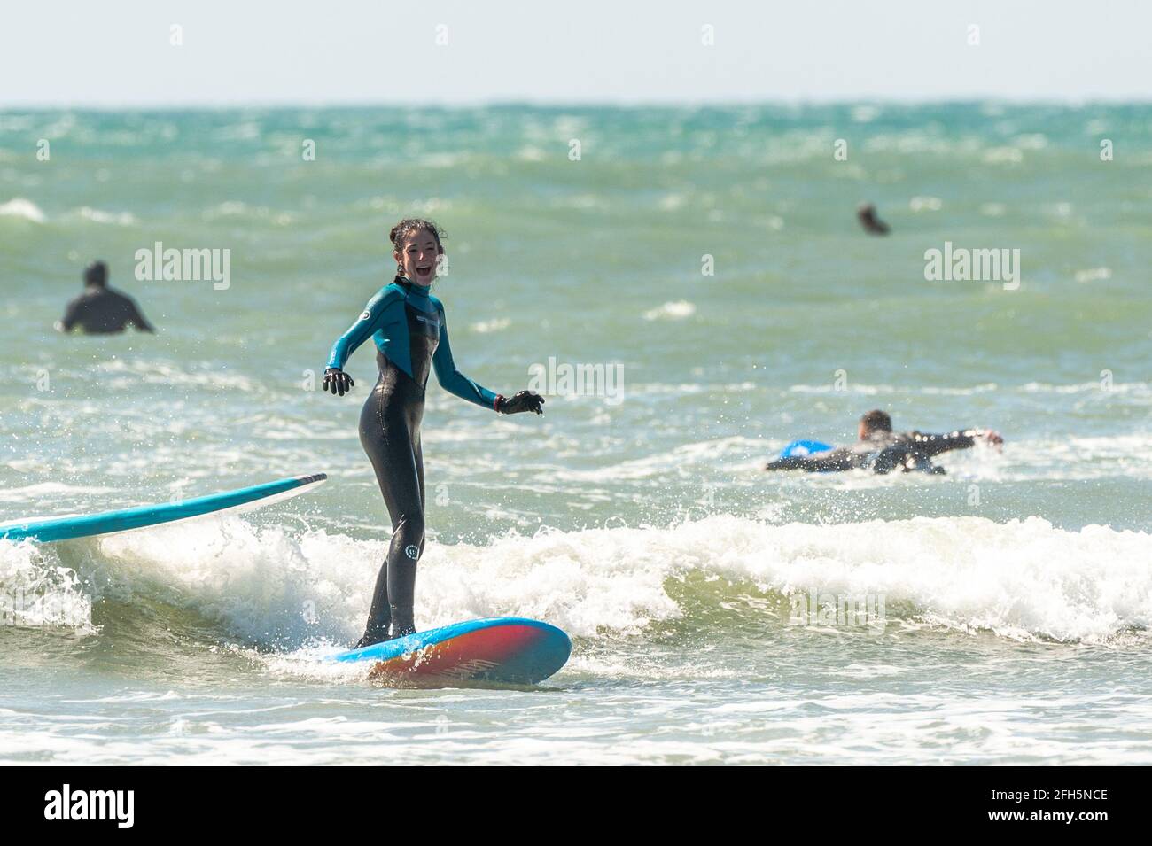 Garretstown, West Cork, Irlanda. 25 Apr 2021. Centinaia di persone alla ricerca del sole sono scese a West Cork su quello che si sta delineando come uno dei giorni più caldi dell'anno. Il mare era pieno di surfisti e body boarder. Credit: AG News/Alamy Live News Foto Stock