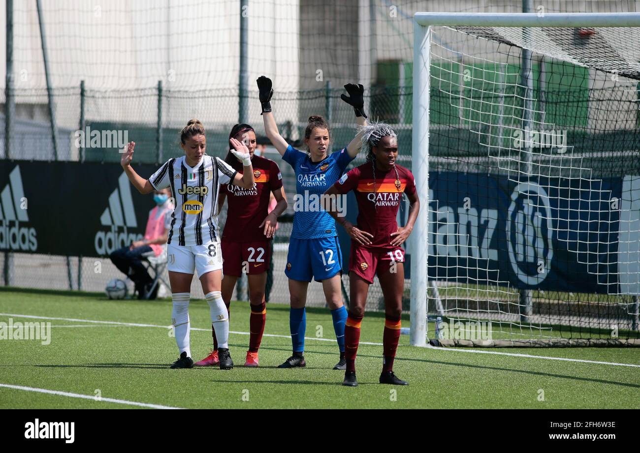 Camelia Ceasar (Donne Roma), Martina Rosini (Donne Juventus), Agnese Bonfantini (Donne Roma) e Lindsey Thmoas (Donne Roma) durante la Coppa Italia, semi-finale, seconda tappa tra Juventus FC e ROMA il 25 aprile 2021 presso il Centro di formazione Juventus di Vinovo, Italia - Foto Nderim Kaceli / DPPI / LiveMedia Foto Stock