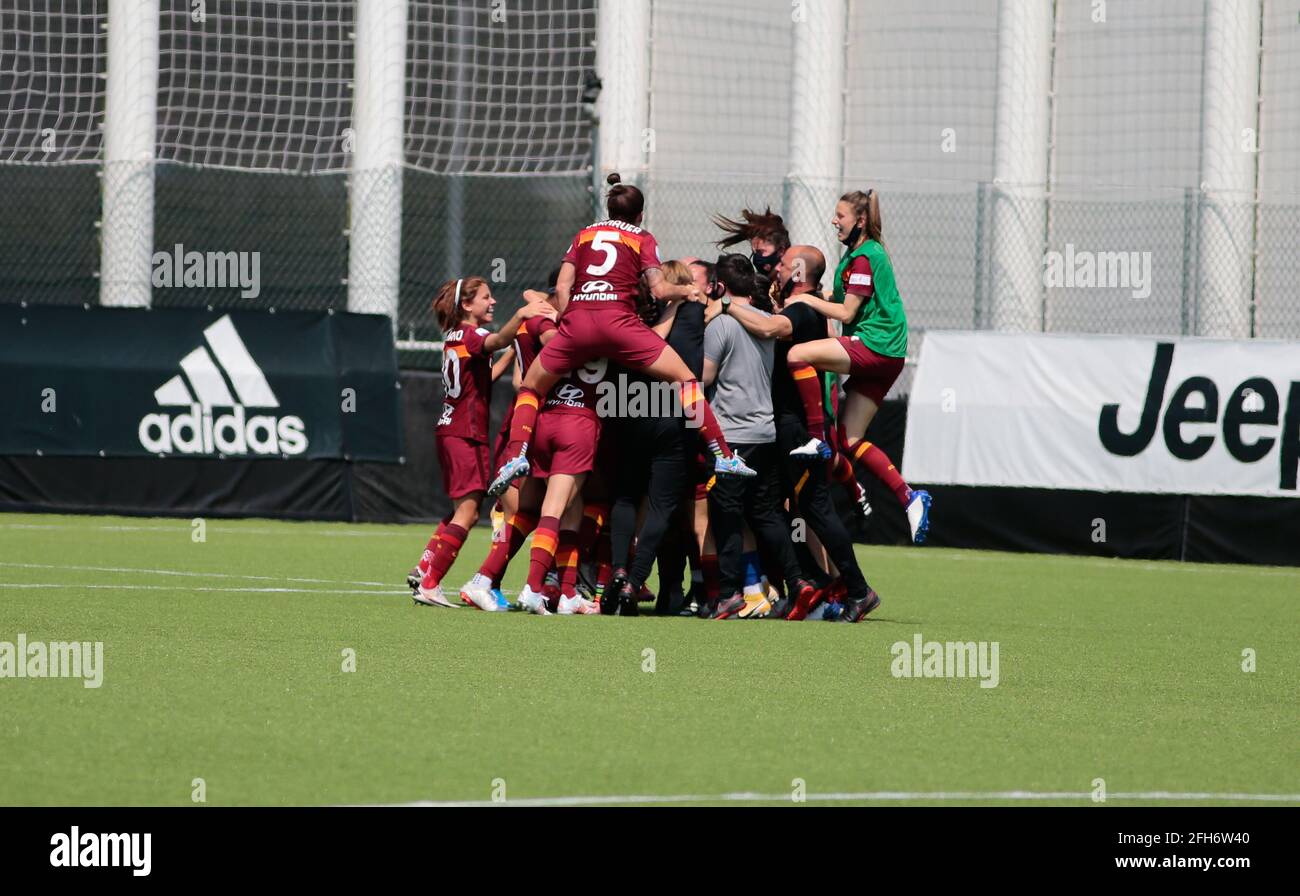 COME donne Rom festeggiano durante la Coppa Italia, Coppa Italia, semi-finale, seconda tappa tra Juventus FC e ROMA il 25 aprile 2021 al Juventus Training Center di Vinovo - Foto Nderim Kaceli / DPPI / LiveMedia Foto Stock