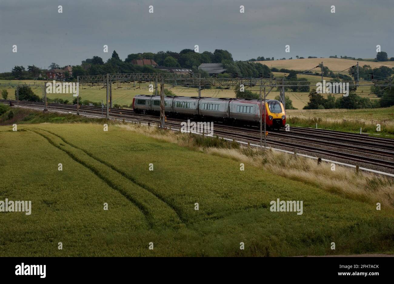 TRENO VIRGIN IN DIREZIONE SUD DA MILTON KEYNES.17/7/04 PILSTON Foto Stock