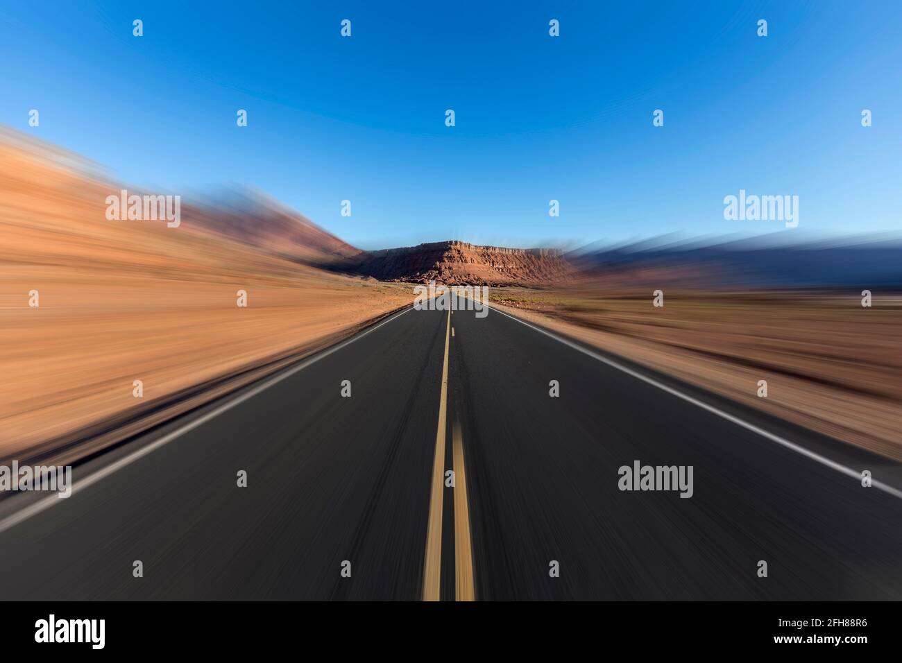 Lees Ferry Road con sfocatura del movimento nella Glen Canyon National Recreation Area, nell'Arizona settentrionale. Foto Stock