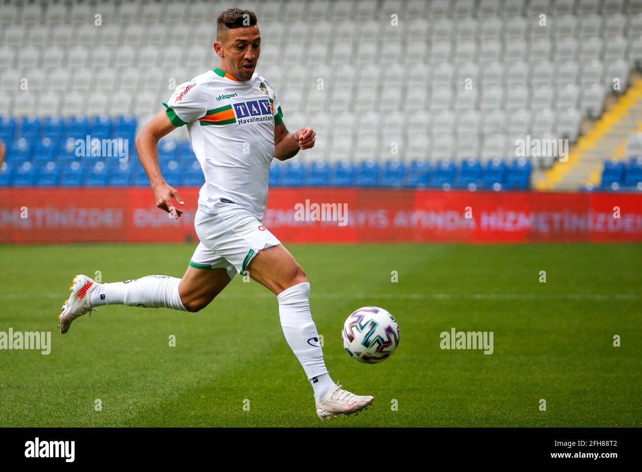 ISTANBUL, TURCHIA - 25 APRILE: Davidson di Alanyaspor controllò la palla durante la Super Lig match tra Istanbul Basaksehir e Alanyaspor allo stadio Basaksehir Fatih Terim il 25 aprile 2021 a Istanbul, Turchia (Foto di Orange Pictures) Foto Stock