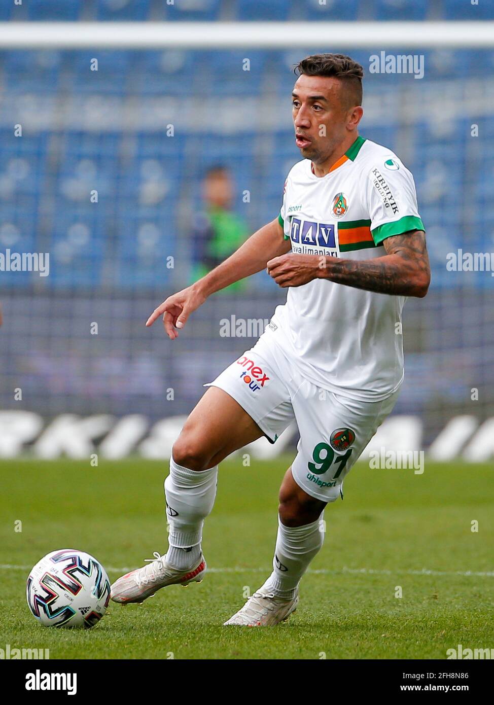 ISTANBUL, TURCHIA - 25 APRILE: Davidson di Alanyaspor controllò la palla durante la Super Lig match tra Istanbul Basaksehir e Alanyaspor allo stadio Basaksehir Fatih Terim il 25 aprile 2021 a Istanbul, Turchia (Foto di Orange Pictures) Foto Stock