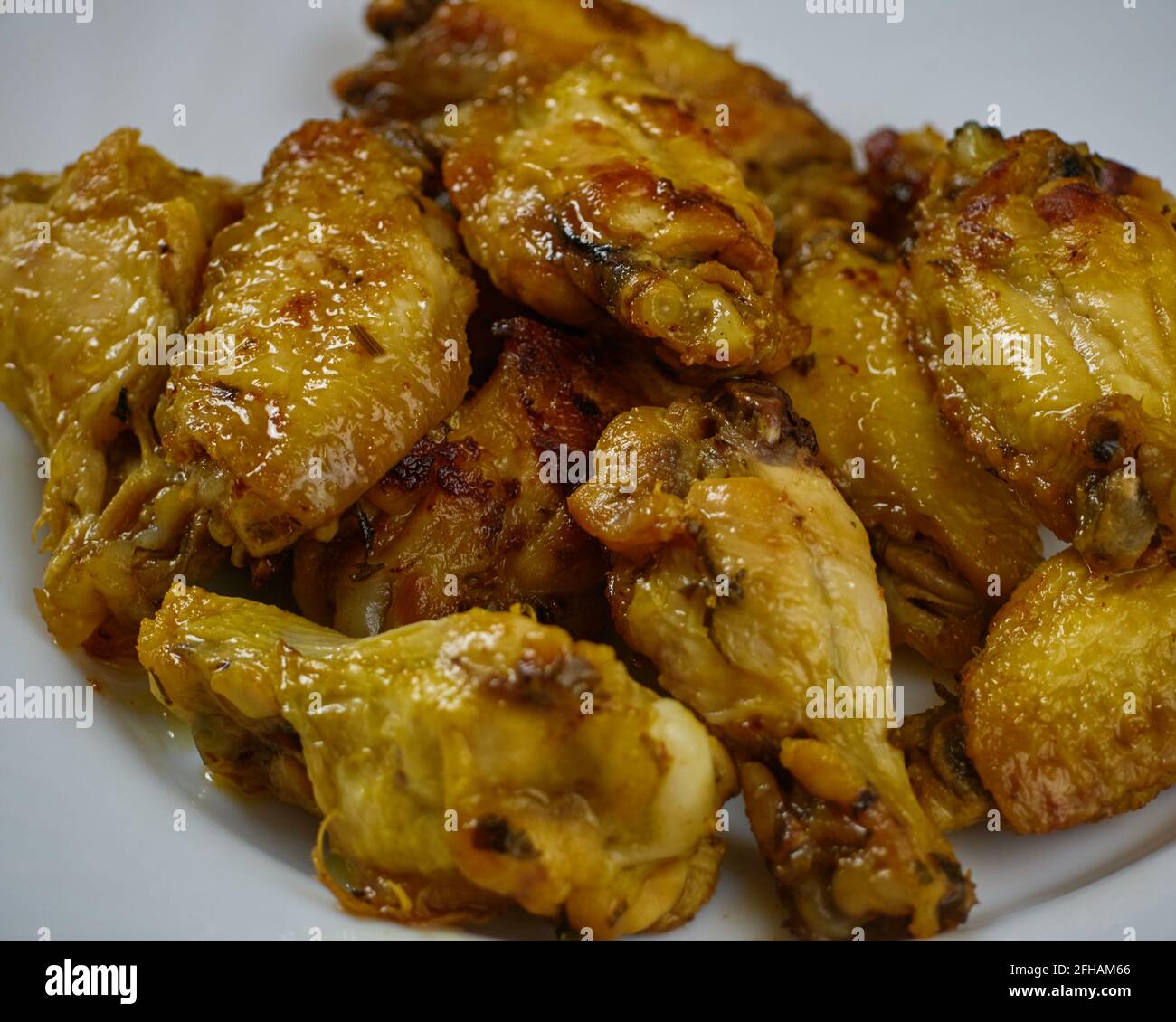 Ali di pollo all'aglio (Pollo al ajillo). Piatto di tapas spagnolo. Primo piano Foto Stock
