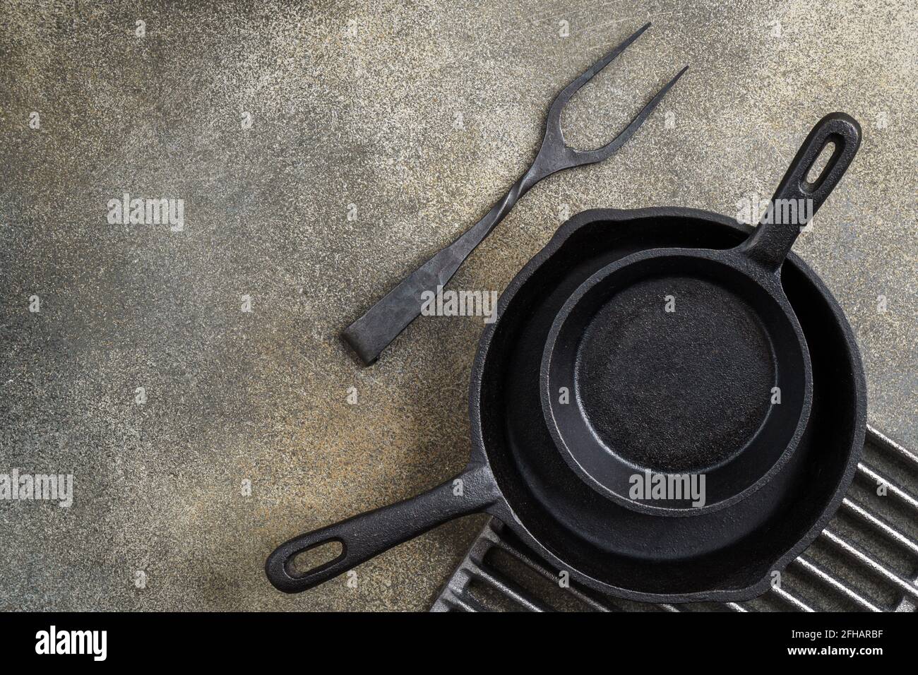 Due padelle in ghisa e forchetta con spazio per la copia Foto Stock