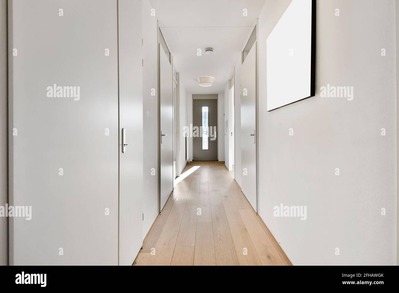 Corridoio stretto con pittura classica Foto Stock