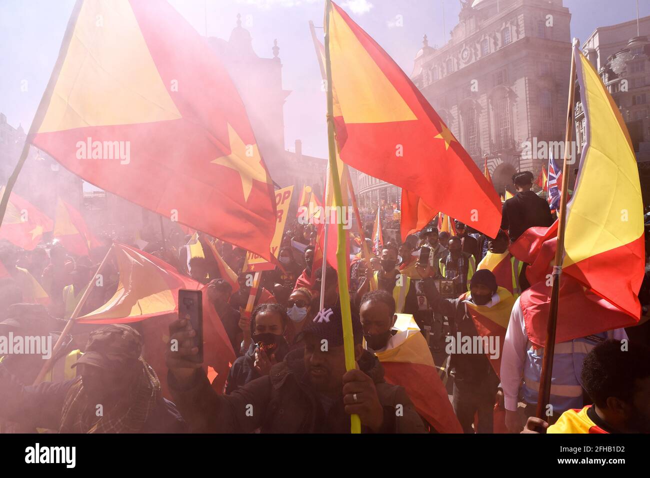 Piccadilly Circus, Londra, Regno Unito. 25 Aprile 2021. Persone che protestano e marciano per Tigray nel centro di Londra. Credit: Matthew Chpicle/Alamy Live News Foto Stock