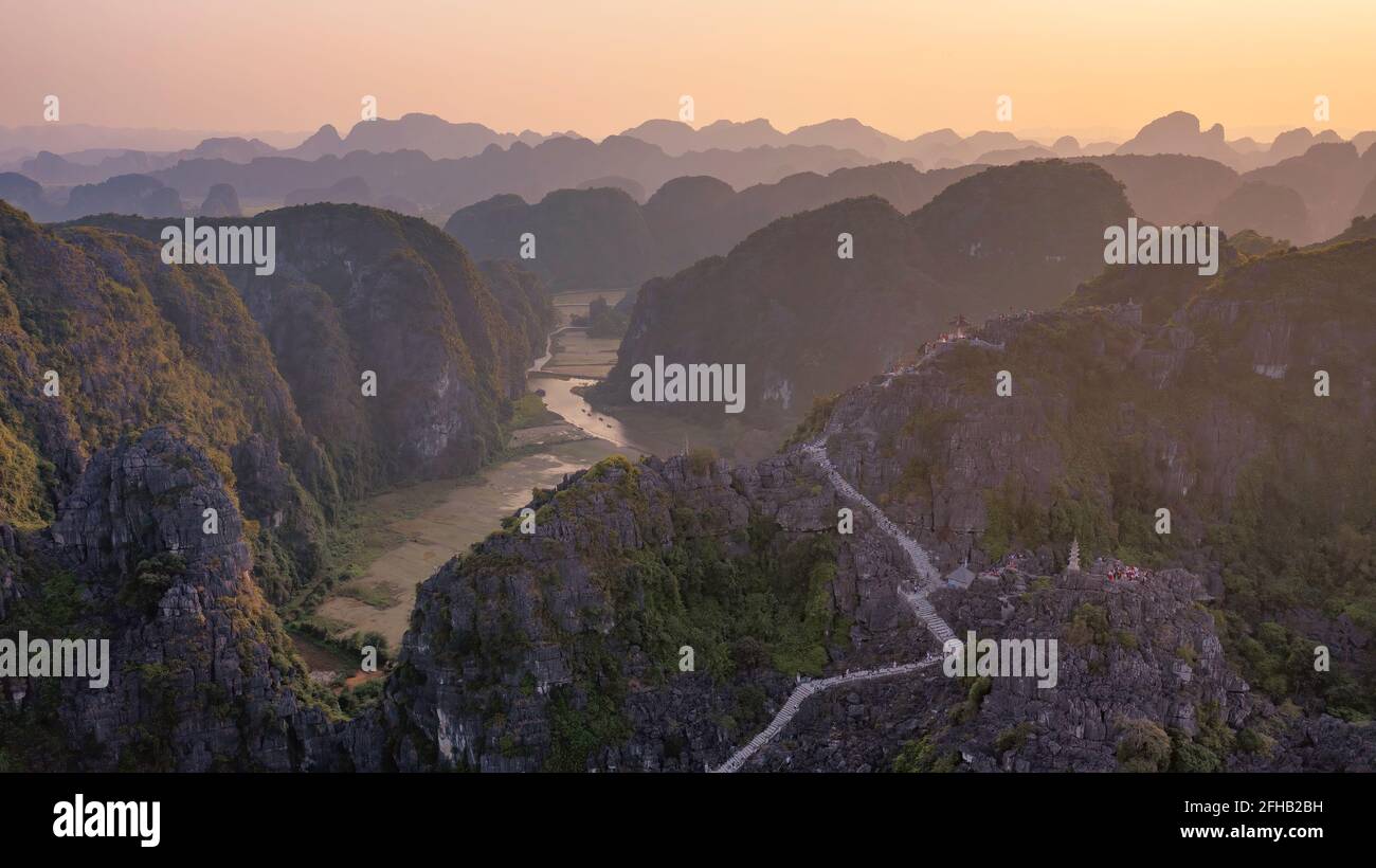 Hang Mua (Mua Cave Mountain) vista al tramonto a Ninh Binh, Vietnam Foto Stock