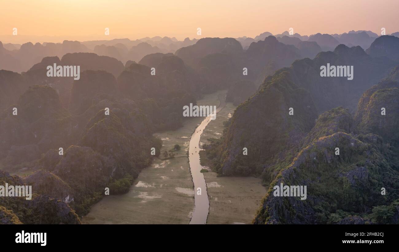 Hang Mua (Mua Cave Mountain) vista al tramonto a Ninh Binh, Vietnam Foto Stock