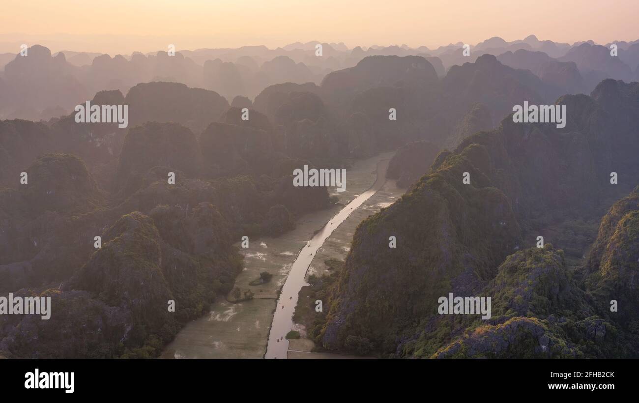 Hang Mua (Mua Cave Mountain) vista al tramonto a Ninh Binh, Vietnam Foto Stock