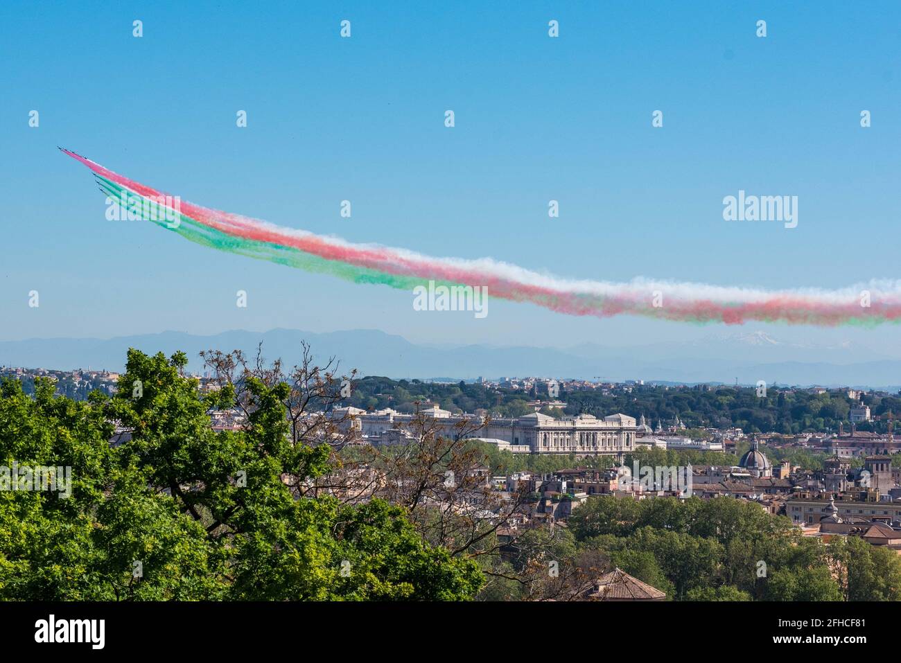 Roma, Italia. 25 Apr 2021. Le frecce tricolore italiane (frecce Tricolori) sorvolano Roma in occasione della Festa della Liberazione (Foto di Claudia Rolando/Pacific Press/Sipa USA) Credit: Sipa USA/Alamy Live News Foto Stock