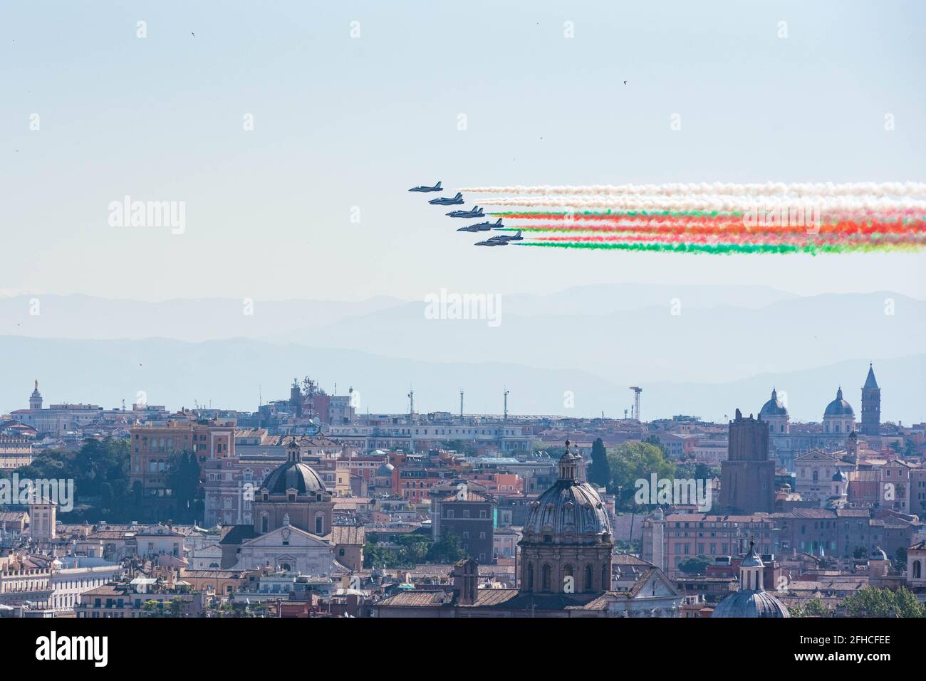 Roma, Italia. 25 Apr 2021. Le frecce tricolore italiane (frecce Tricolori) sorvolano Roma in occasione della Festa della Liberazione (Foto di Claudia Rolando/Pacific Press/Sipa USA) Credit: Sipa USA/Alamy Live News Foto Stock