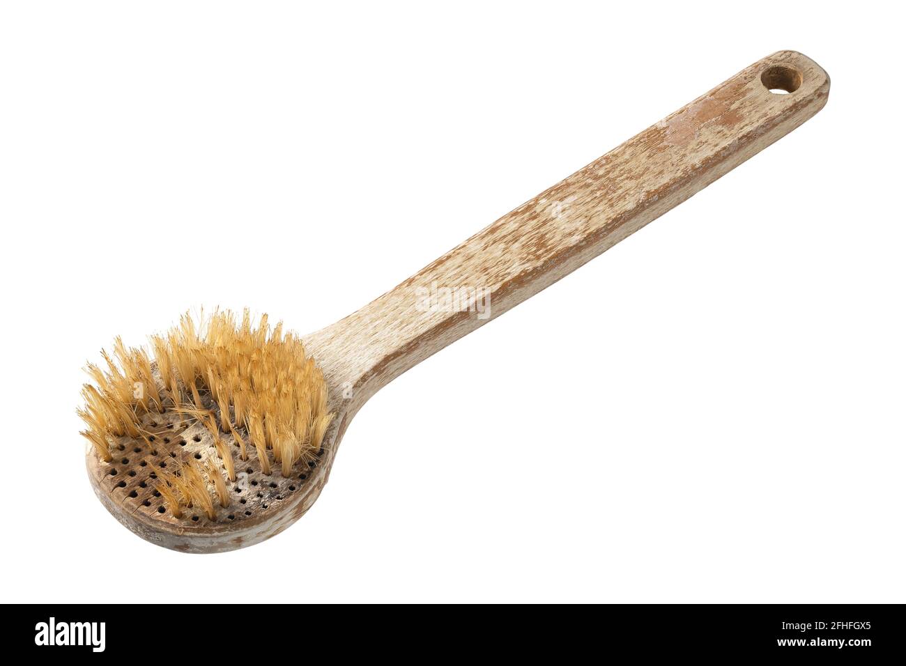 Spazzolina per il corpo in legno rovinato, vecchia e sporca, o lavapavimenti per il dorso della doccia con manico lungo isolato su sfondo bianco, setole naturali del cinghiale Foto Stock