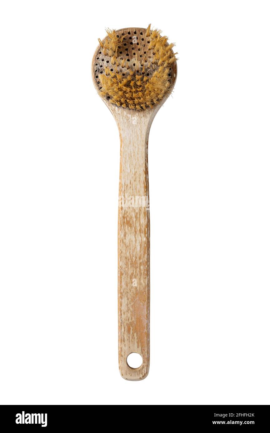 Spazzolina per il corpo in legno rovinato, vecchia e sporca, o lavapavimenti per il dorso della doccia con manico lungo isolato su sfondo bianco, setole naturali del cinghiale Foto Stock