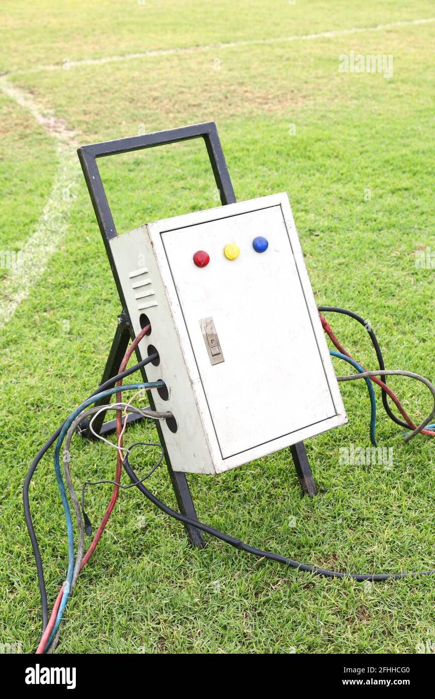 Scatola di distribuzione elettrica esterna vecchia e sporca con interruttore automatico e luci di segnalazione, attrezzatura di sicurezza elettrica ad alta tensione industriale Foto Stock