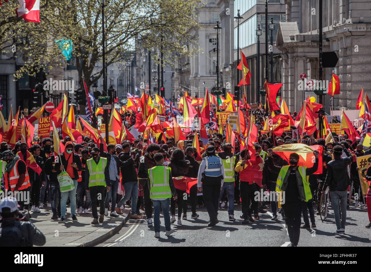 Londra UK 25 aprile 2021 più di sei migliaia di etiopi della regione del Tigray marciarono per le strade di Londra per chiedere una sosta al genocidio ordinato dal primer etiope Minster Abiy Ahmed Ali, i fedeli religiosi hanno pregato per la pace nella regione.Paul Quezada-Neiman/Alamy Live News Foto Stock