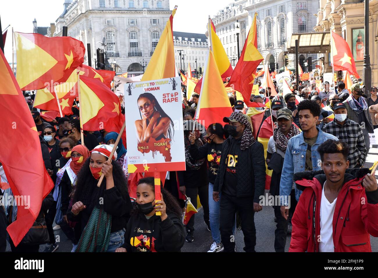 Piccadilly Circus, Londra, Regno Unito. 25 Aprile 2021. Persone che protestano e marciano per Tigray nel centro di Londra. Credit: Matthew Chpicle/Alamy Live News Foto Stock