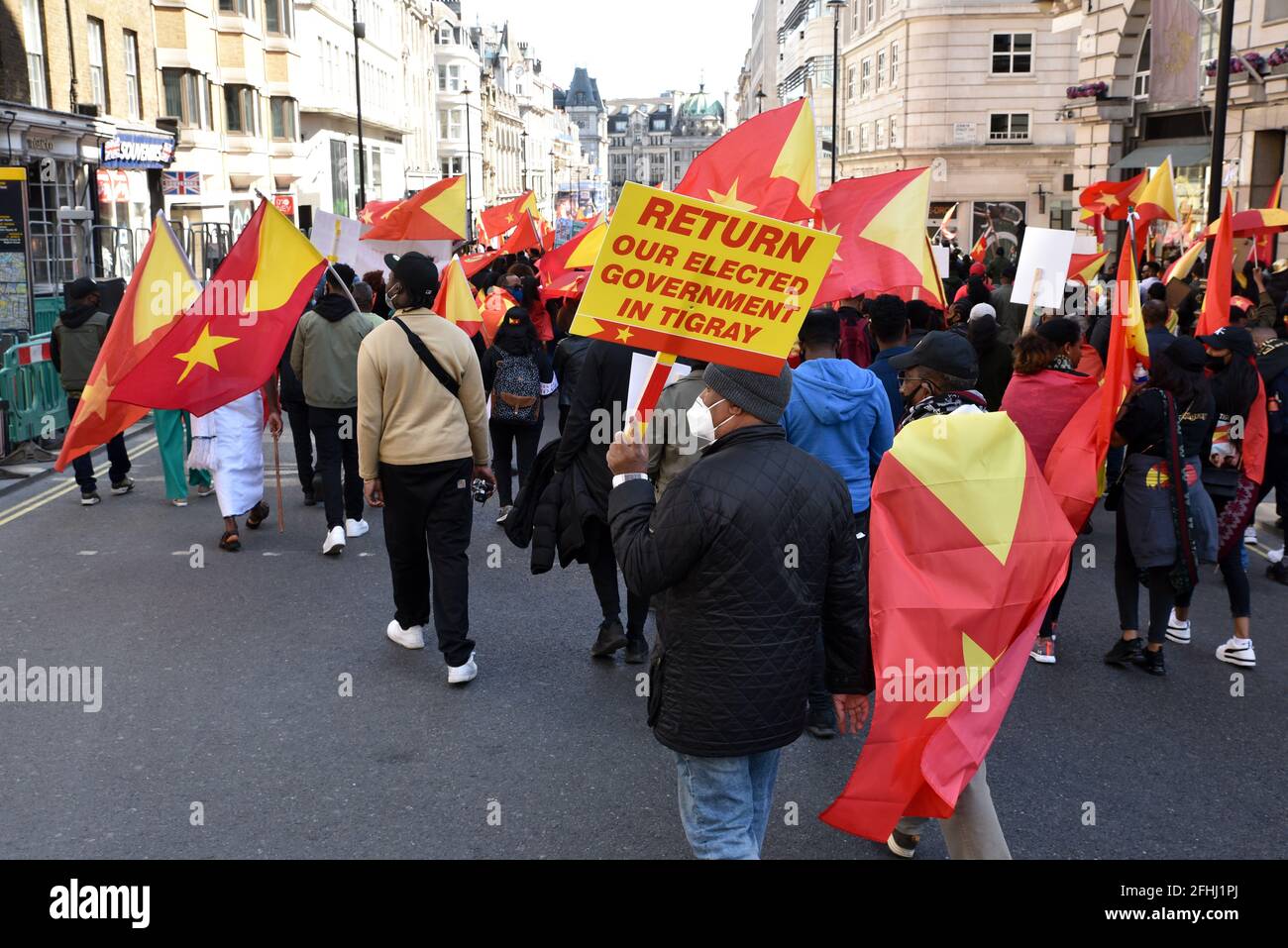 Piccadilly Circus, Londra, Regno Unito. 25 Aprile 2021. Persone che protestano e marciano per Tigray nel centro di Londra. Credit: Matthew Chpicle/Alamy Live News Foto Stock