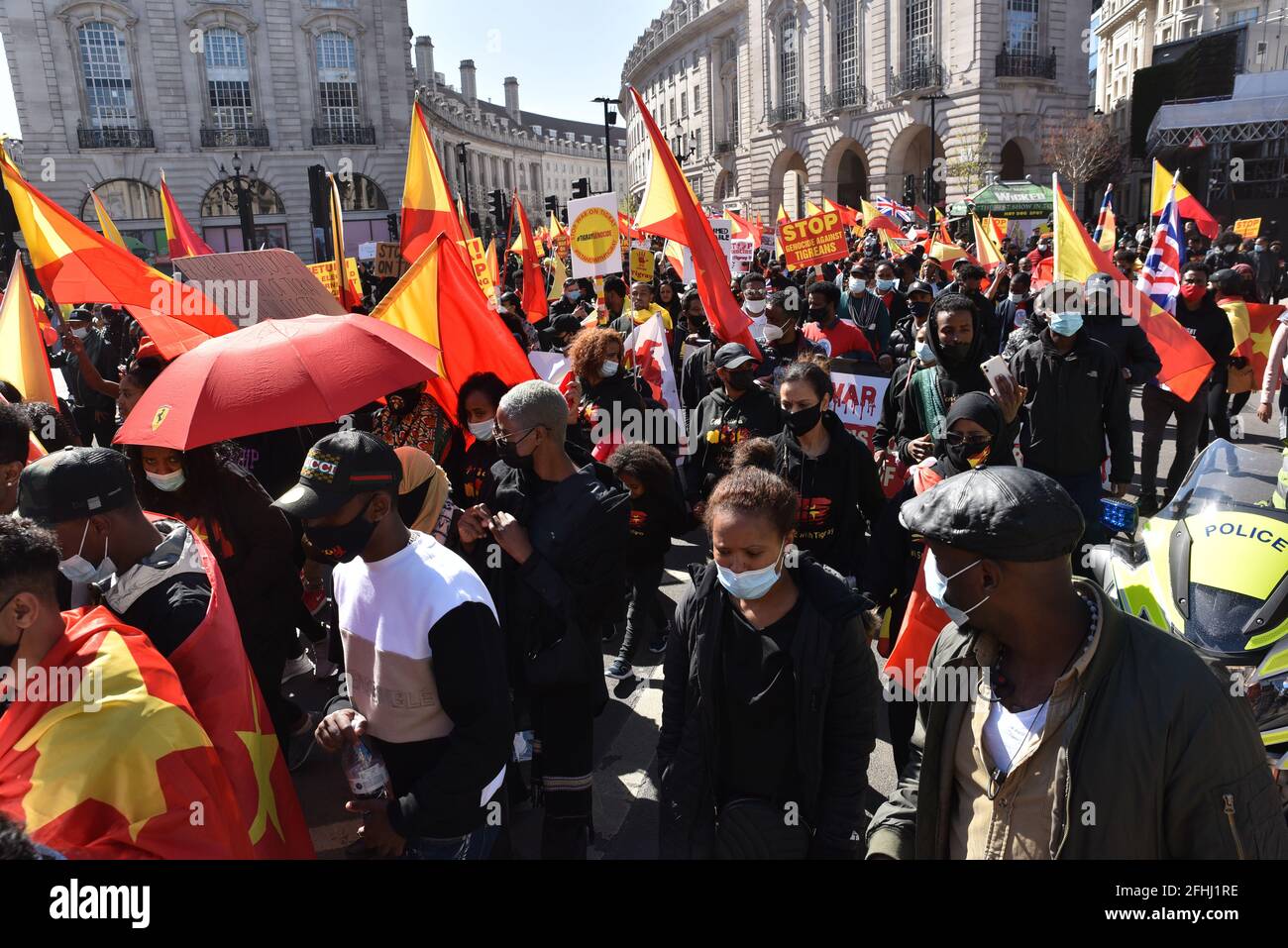 Piccadilly Circus, Londra, Regno Unito. 25 Aprile 2021. Persone che protestano e marciano per Tigray nel centro di Londra. Credit: Matthew Chpicle/Alamy Live News Foto Stock