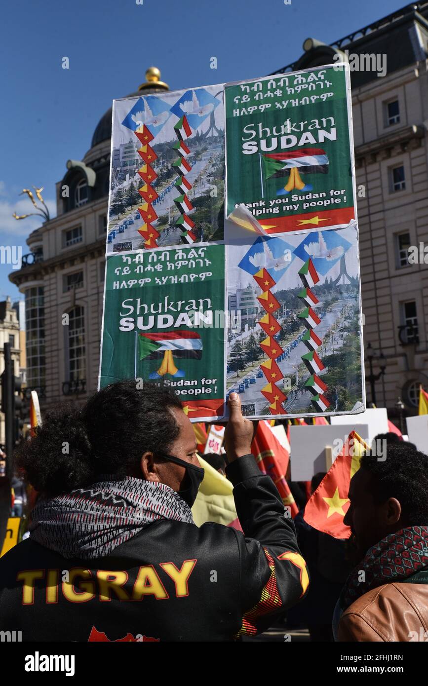 Piccadilly Circus, Londra, Regno Unito. 25 Aprile 2021. Persone che protestano e marciano per Tigray nel centro di Londra. Credit: Matthew Chpicle/Alamy Live News Foto Stock