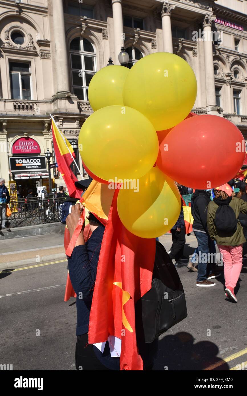 Piccadilly Circus, Londra, Regno Unito. 25 Aprile 2021. Persone che protestano e marciano per Tigray nel centro di Londra. Credit: Matthew Chpicle/Alamy Live News Foto Stock