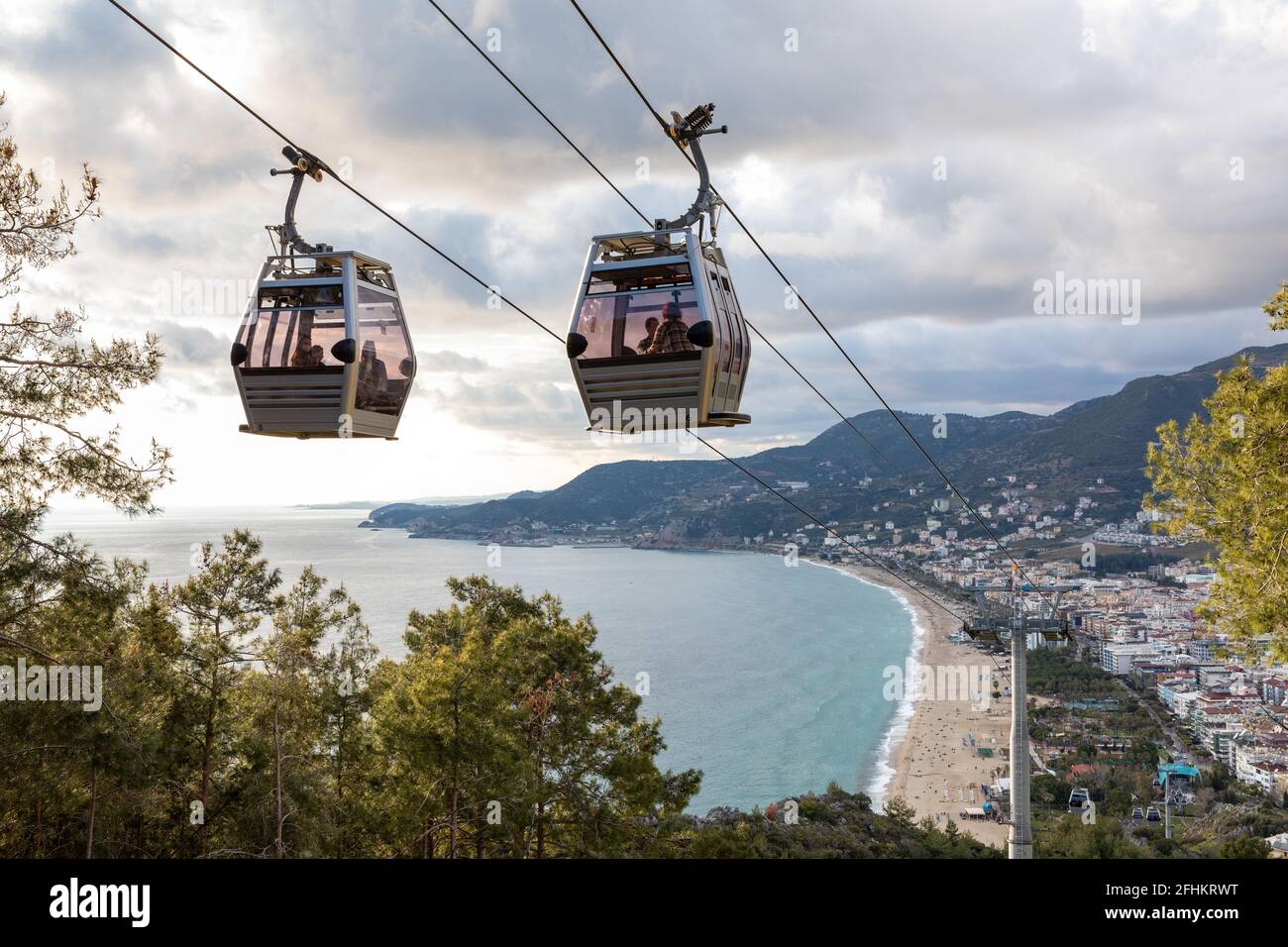 Vista ad alto angolo della funivia di Alanya e della spiaggia di Cleopatra sullo sfondo ad Alanya, Antalya, Turchia, il 3 aprile 2021. Foto Stock