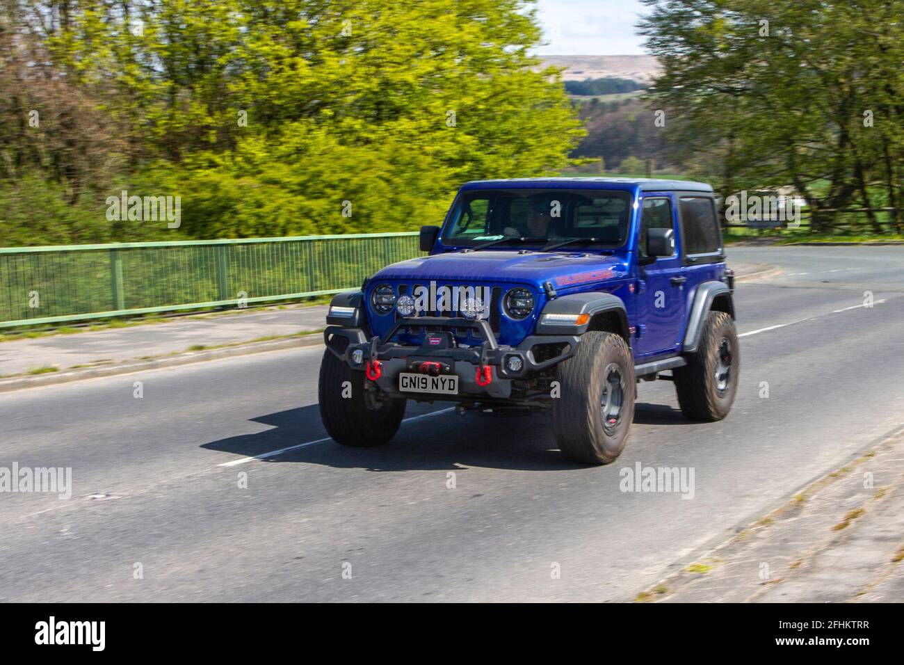 2019 Blue Jeep Wrangler Rubicon 4x4 off Road, veicoli in movimento, auto, veicoli in marcia su strade del Regno Unito, motori, motori sulla rete stradale M6 inglese Foto Stock