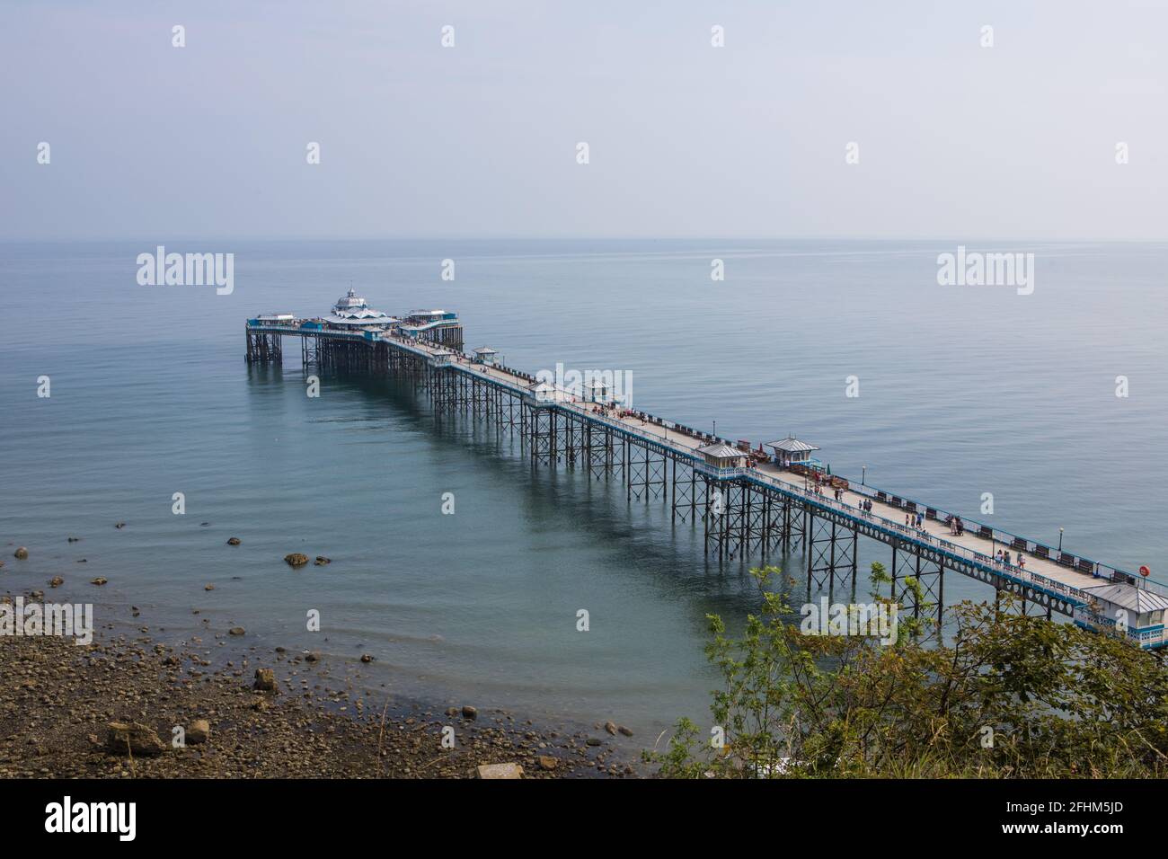 Molo di Llandudno in estate. Destinazione turistica del Galles del Nord. Antico molo vittoriano Foto Stock