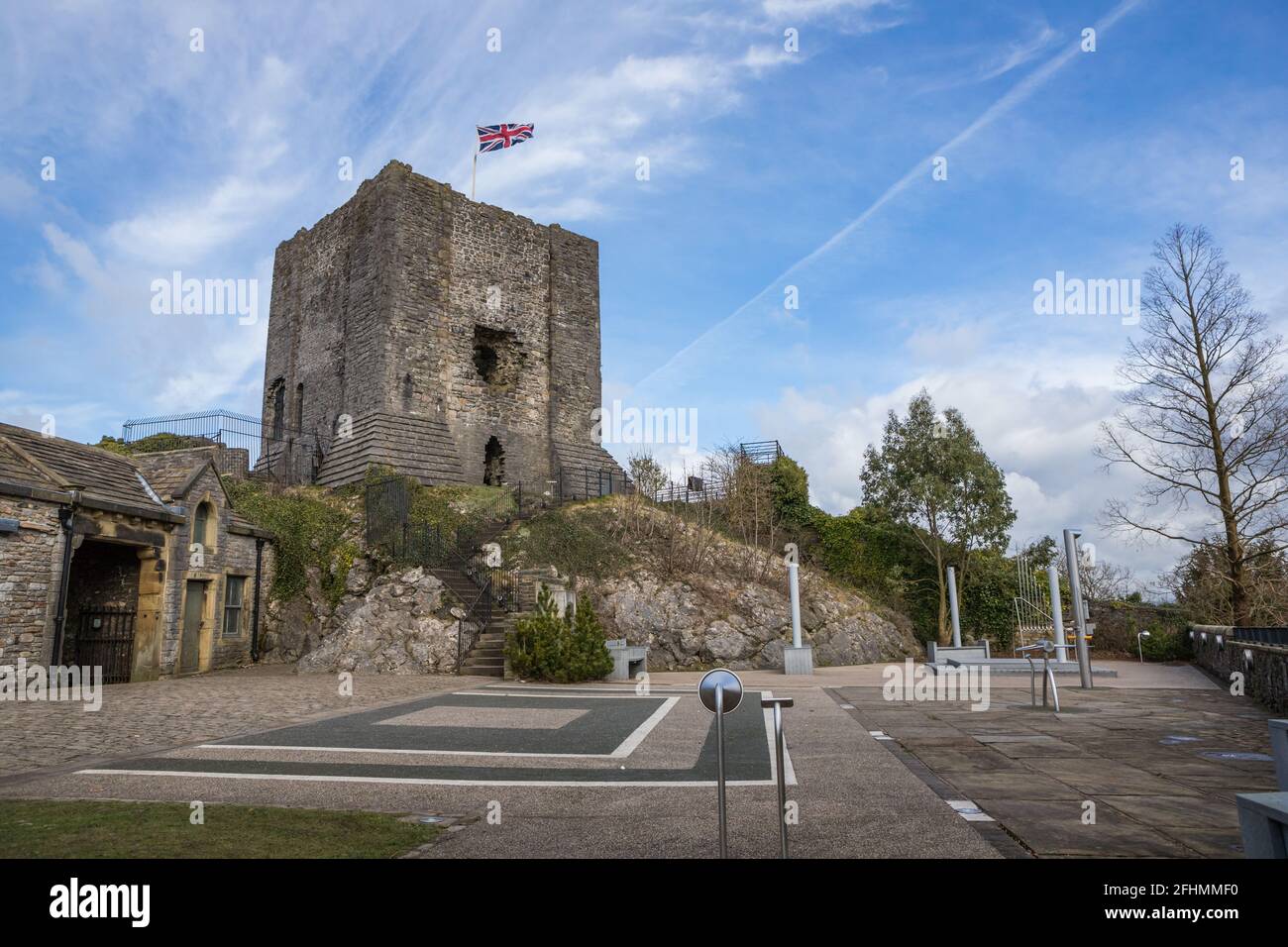 Parco di Ribble Valley. Passeggia per il parco pubblico Clitheroe e il castello Clitheroe con un cielo estivo Foto Stock