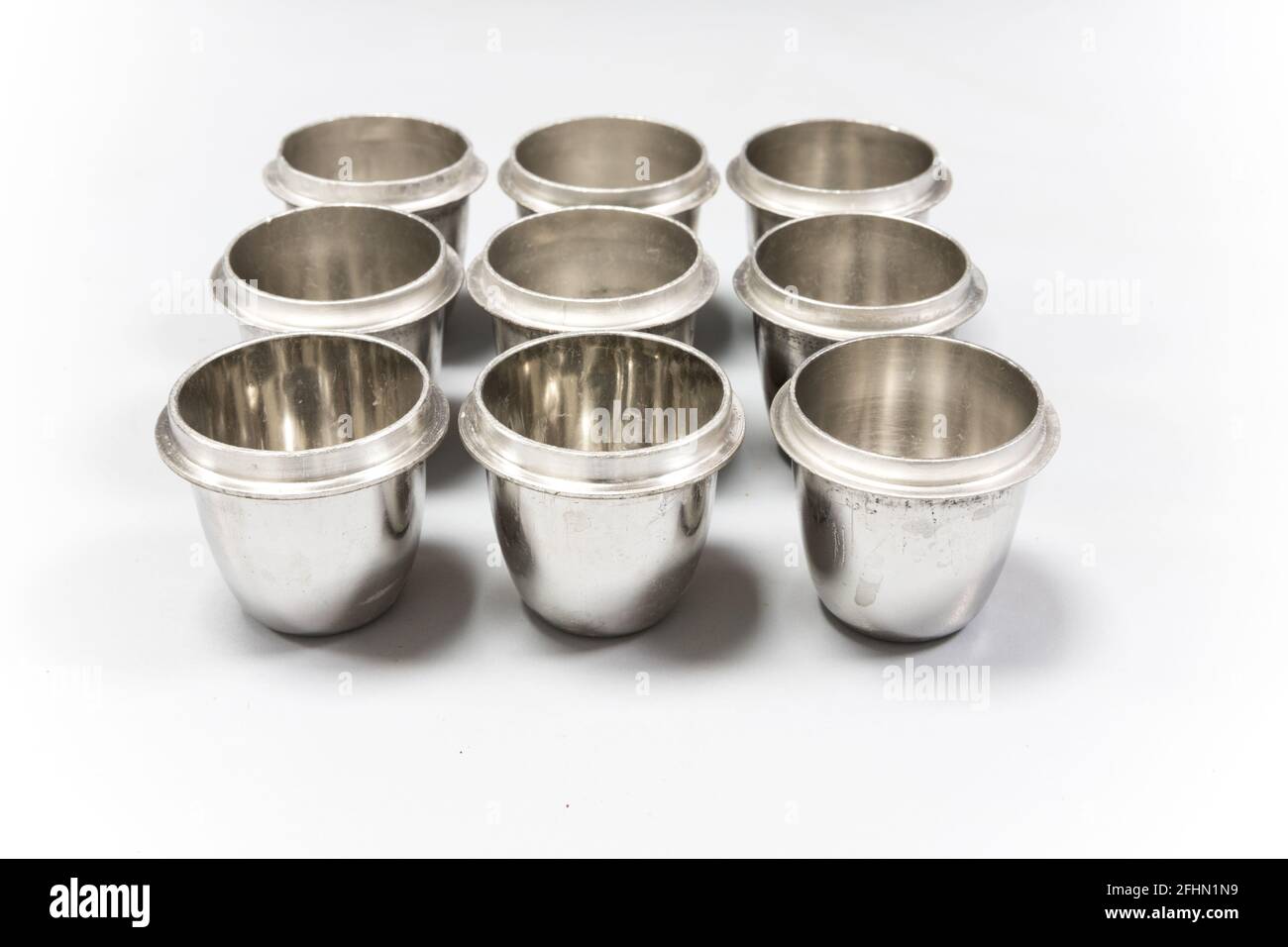 Crogioli di platino utilizzati per la preparazione dei campioni in un laboratorio di chimica analitica. Apparecchiature da laboratorio in metallo lucido Foto Stock