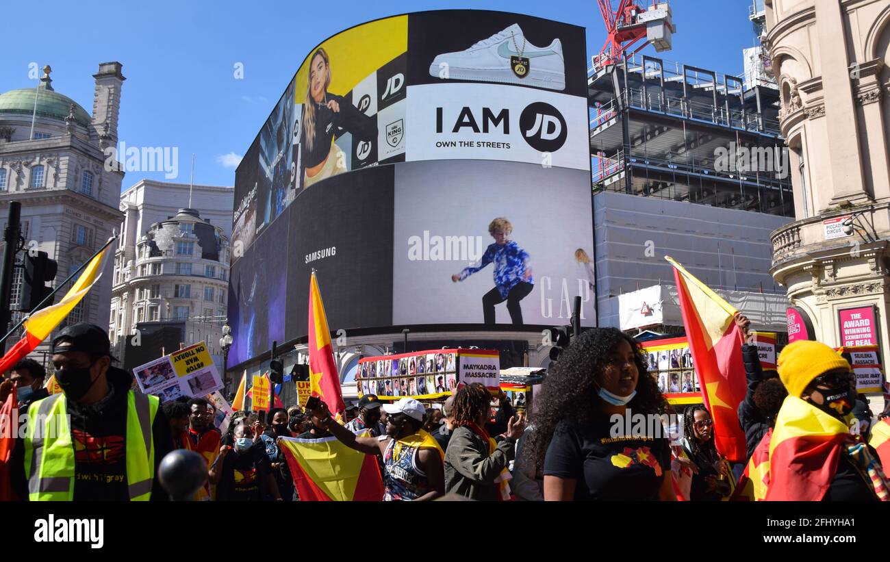 Londra, Regno Unito. 25 aprile 2021. Manifestanti a Piccadilly Circus. Le folle hanno marciato attraverso il centro di Londra per protestare contro quella che i manifestanti chiamano la "guerra genocida" dell'Etiopia e dell'Eritrea sulla regione del Tigray. Foto Stock