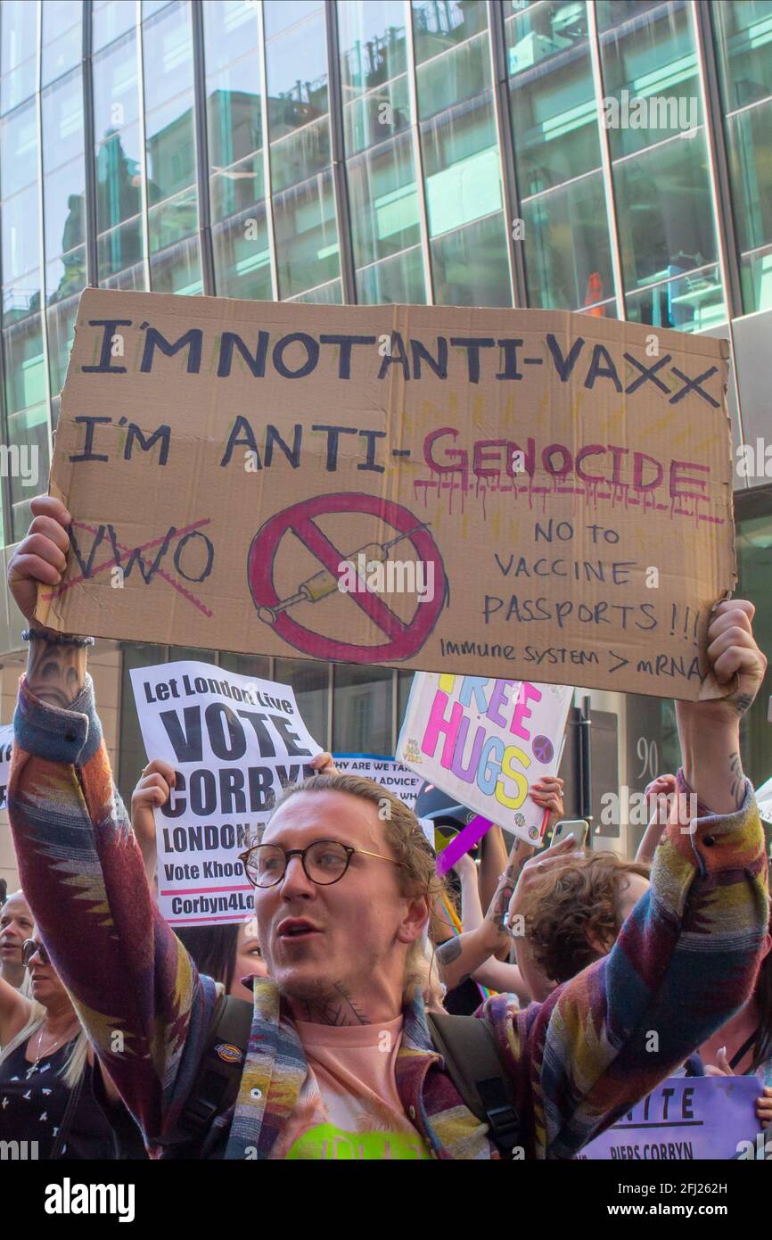 HOLBORN, LONDRA, INGHILTERRA - 24 aprile 2021: Manifestanti a una protesta anti-blocco Unite per la libertà a Londra Foto Stock