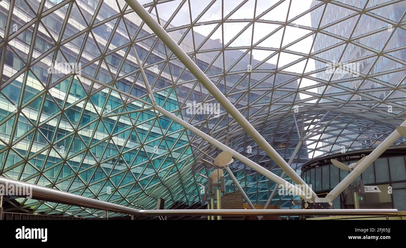 VARSAVIA, POLONIA - 27 maggio 2018. Ampio angolo interno del centro commerciale Zlote Tarasy e il soffitto superiore del centro commerciale, una delle attrazioni turistiche. Moder astratto Foto Stock