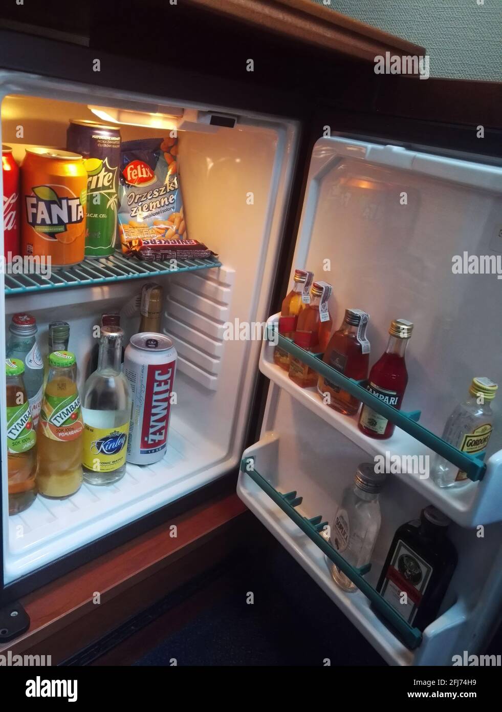 Wroclaw, Polonia - 29 dicembre 2017: Minibar con bevande analcoliche, vodka, vino, spuntini e birra nel frigorifero della camera dell'hotel. Servizio in camera Foto Stock