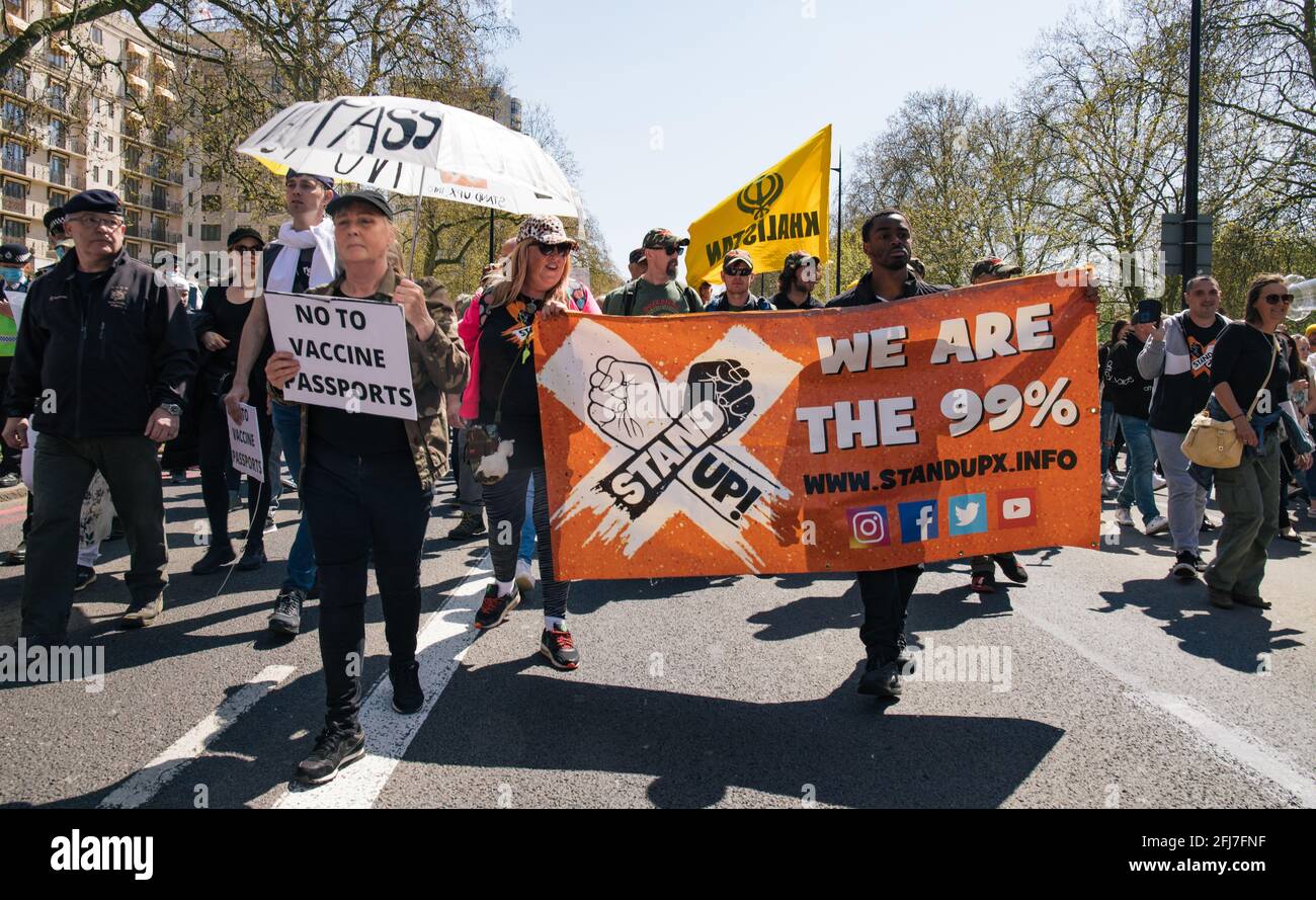 Londra, Regno Unito 24 aprile 2021 i dimostranti sfidano le regole di allontanamento sociale fino a attraversare la Londra centrale chiedendo il divieto dei passaporti per i vaccini, culminando in scontri con la polizia e in una serie di arresti Foto Stock