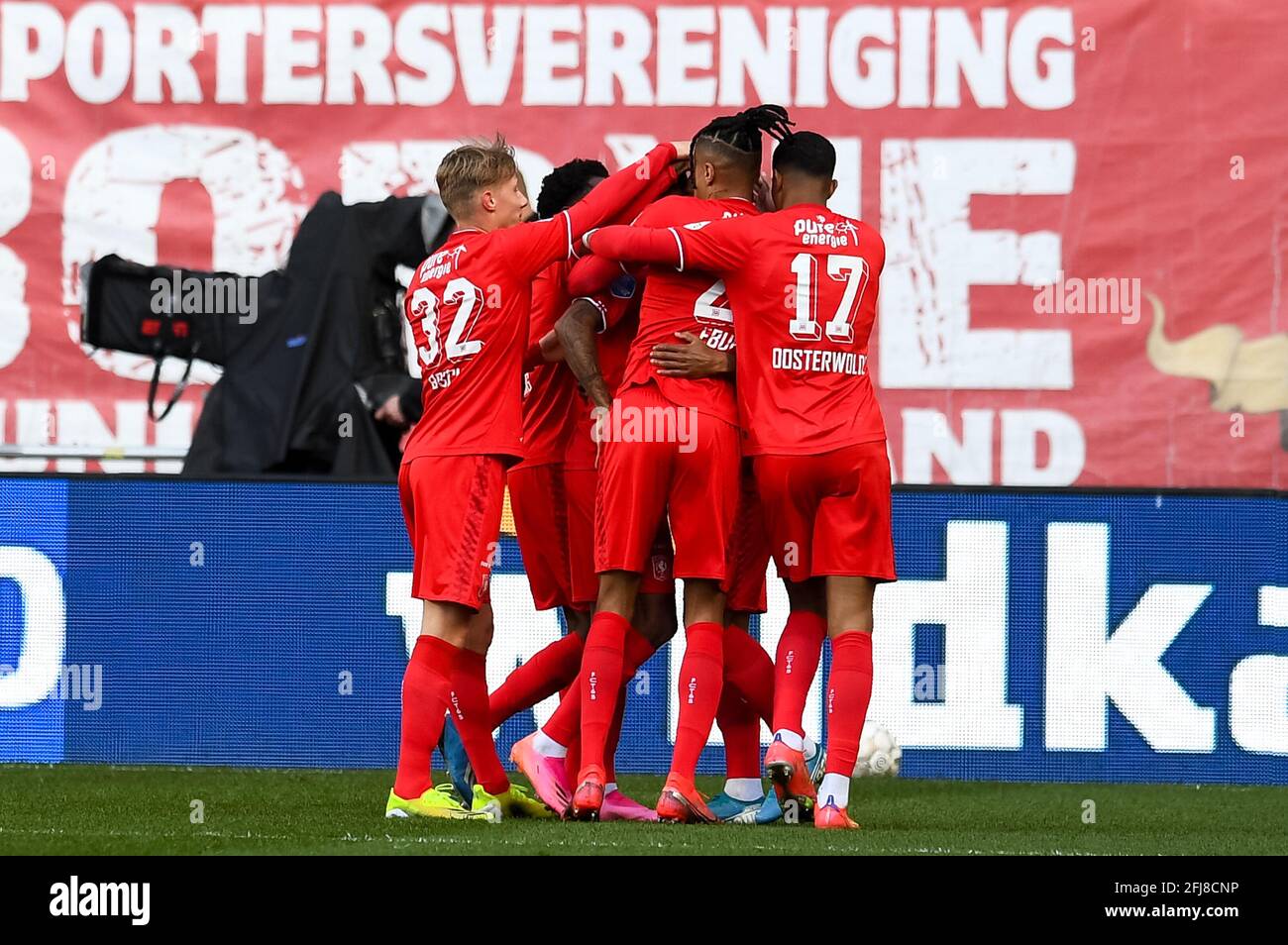 ENSCHEDE, PAESI BASSI - APRILE 25: Jesse Bosch del FC Twente, Tyronne Ebuehi del FC Twente e Jayden Oosterwolde del FC Twente celebrano i loro fanti Foto Stock