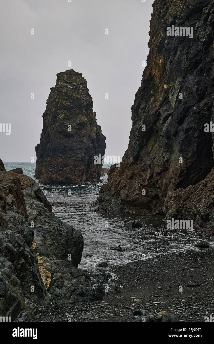 Set di rocce sulla spiaggia di tra na MBO. Costa di Cooper Irlanda. Formato verticale. Foto Stock