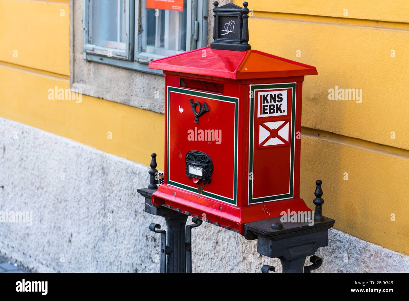 Budapest, Ungheria - 10 agosto 2019: Casella postale rossa vicino al muro giallo nel centro di Budapest Foto Stock