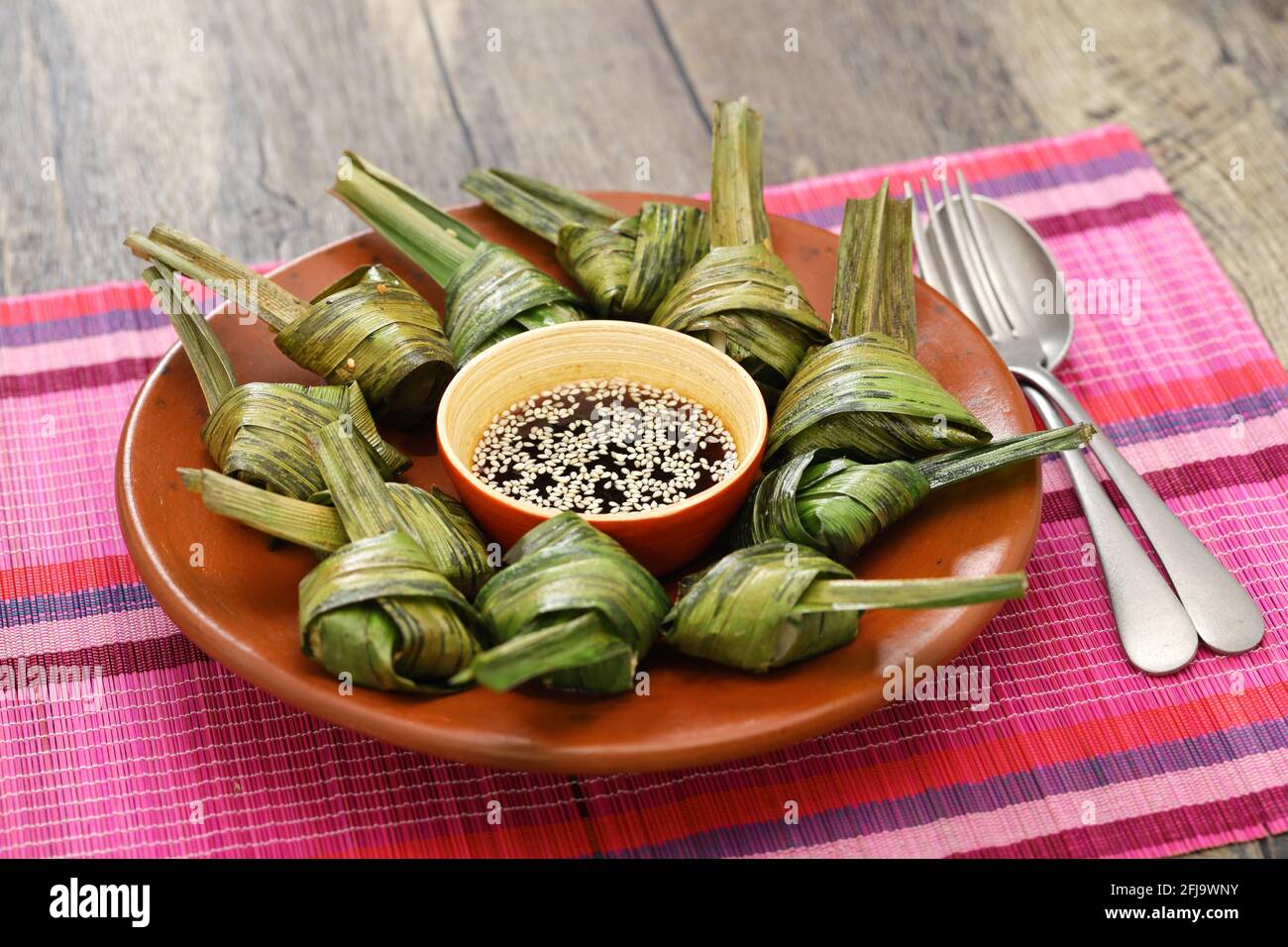 gai hor bai toey, pollo tailandese con foglie di panda Foto Stock