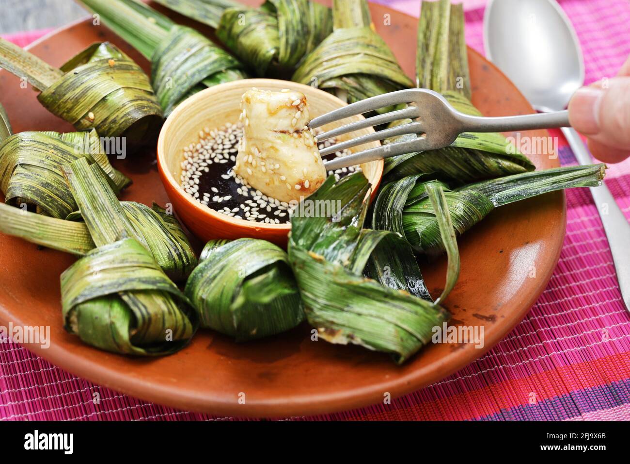 gai hor bai toey, pollo tailandese con foglie di panda Foto Stock