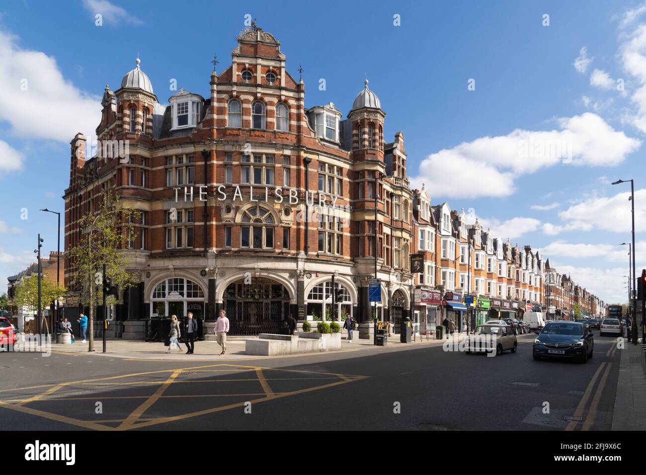 Il Salisbury è un pub classificato di grado II* sulla Grand Parade di Harringay, a nord di Londra Foto Stock